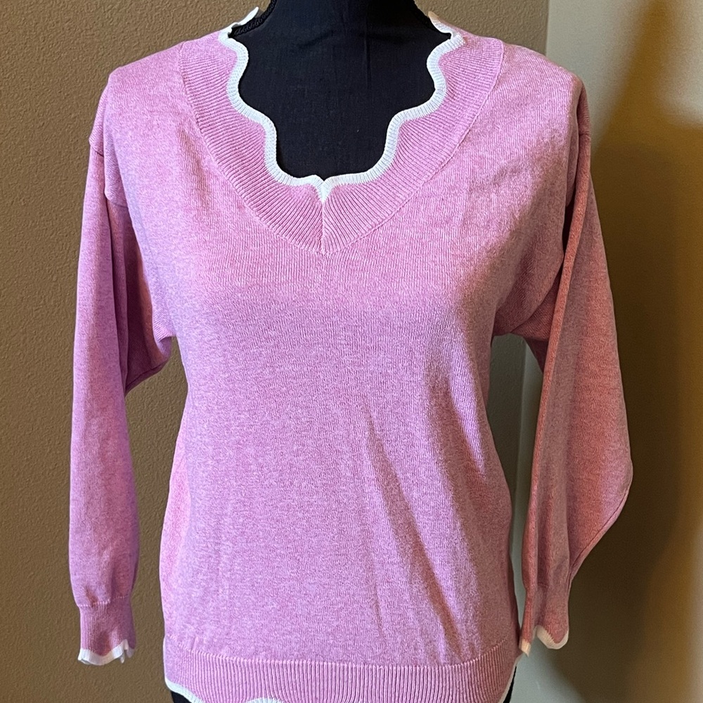 Scallop trim knit sweater Long sleeve Medium white & pinkish